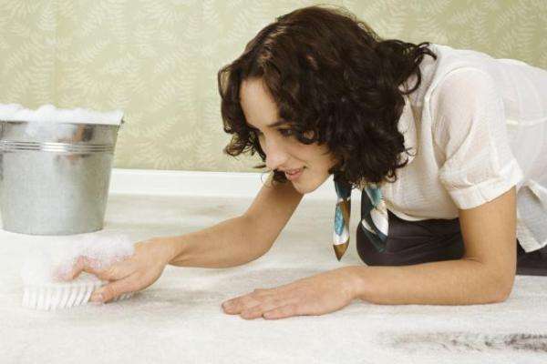 Как убрать неприятные запахи с ковра в домашних условиях - фото
