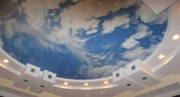Натяжные потолки с принтом неба с облаками - фото