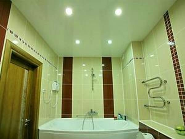 Фото натяжных потолков в ванной, плюсы и минусы технологии с фото