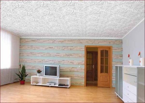 Клеим на потолок флизелиновые обои с фото