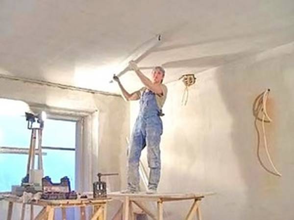 Как правильно штукатурить потолок в помещении - фото