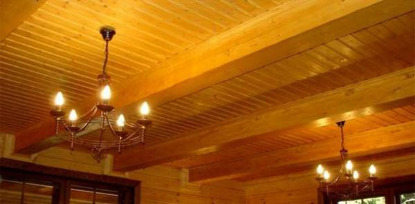 Как своими руками сделать потолок в деревянном доме? с фото