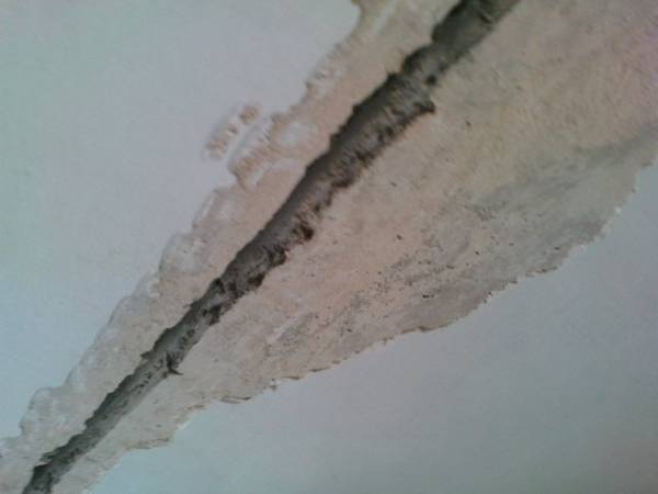 Ремонт потолка - заделываем швы между плитами с фото