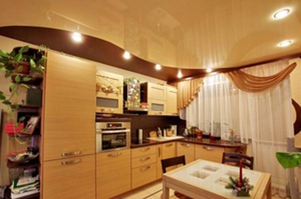 Какой потолок лучше на кухню: классика или новый натяжной с фото