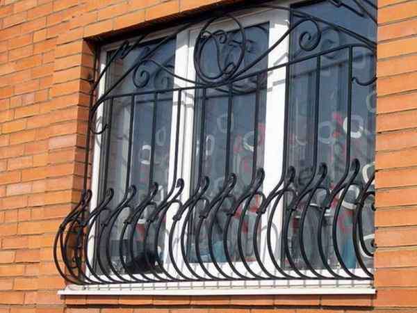 Металлические решетки на окна: сочетание защиты и дизайна - фото
