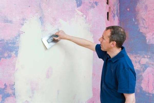 Можно ли шпаклевать по краске при ремонте старых стен и потолков - фото