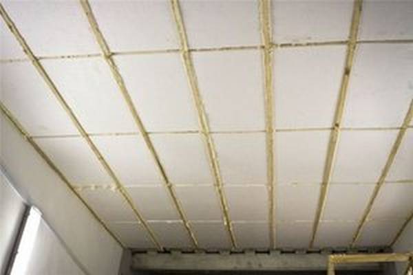 Можно ли утеплять потолок пенопластом и как это сделать? с фото