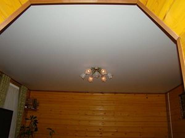 Особенности установки натяжных потолков в деревянном доме с фото