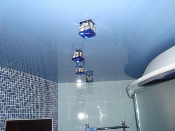 Использование натяжных потолков в оформлении ванной комнаты - фото
