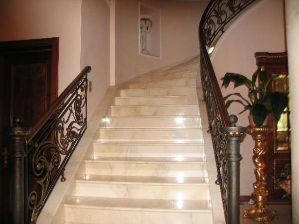 Облицовка лестницы плиткой недорого и качественно с фото