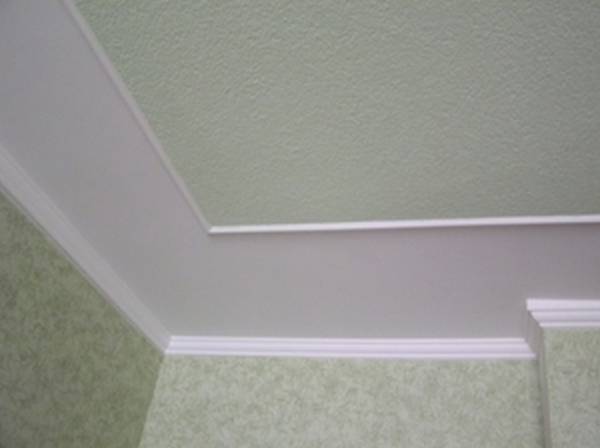 Особенности ремонта: как клеить на потолок обои под покраску с фото