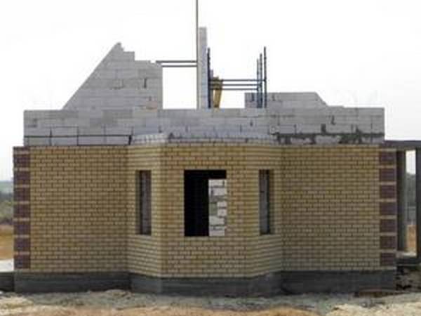 Отделка фасада дома, построенного из газобетонных блоков - фото