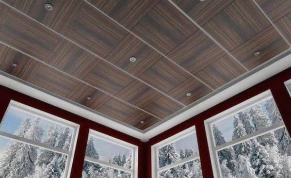 Преимущества и порядок отделки панелями потолка веранды с фото