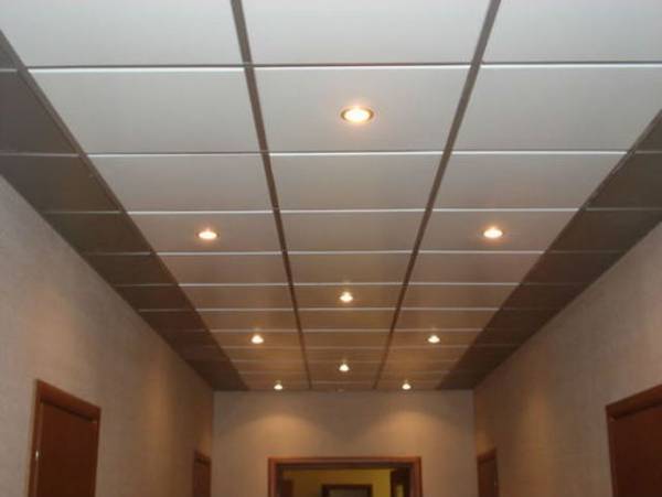 Плюсы, минусы и порядок монтажа панельных подвесных потолков с фото