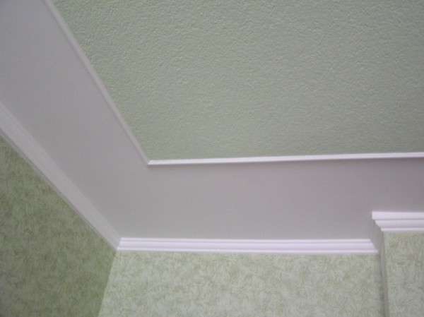 Как выполняется покраска обоев на потолке - фото