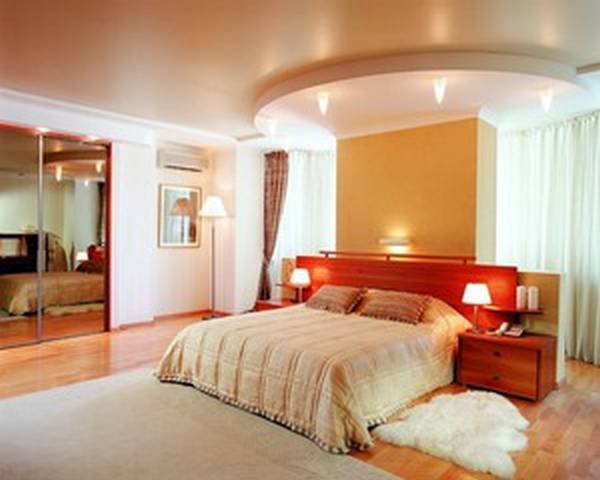 Потолки из гипсокартона в спальне - фото
