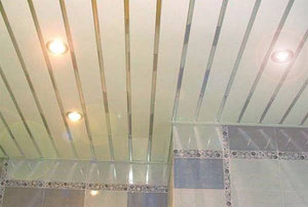 Практичность и красота - потолочные светильники для ванной - фото