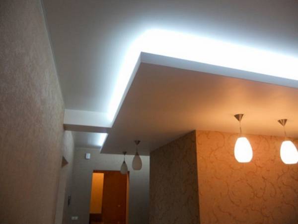 Из чего делают потолки со скрытой подсветкой? с фото