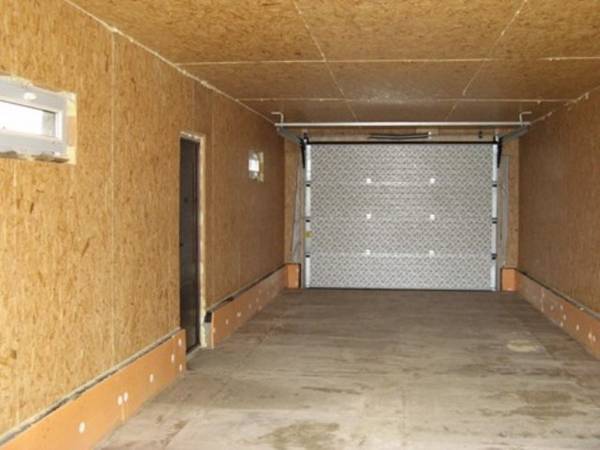 Преимущества и порядок монтажа потолока в гараже из осп - фото