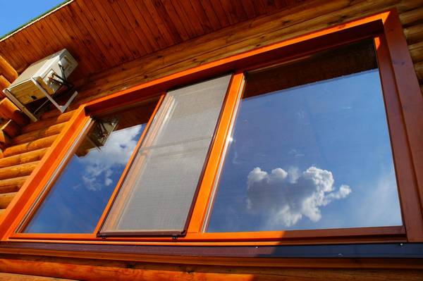 ПВХ или дерево: выбираем окно для деревянного дома с фото