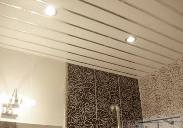 Применение реечных потолков в ванной комнате - фото