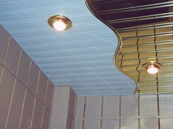 Реечный подвесной потолок в ванной комнате - фото