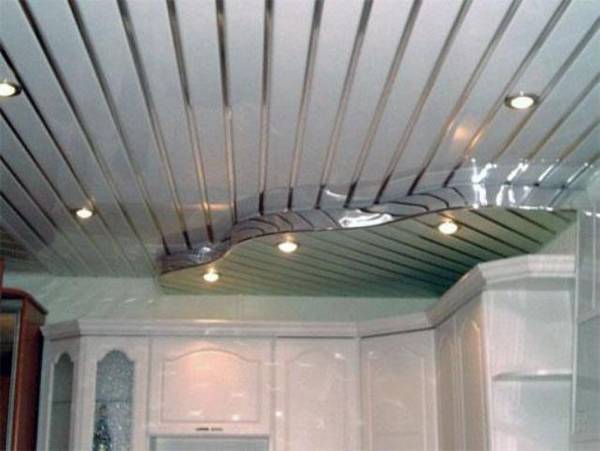 Преимущества и особенности монтажа реечного потолка на кухне с фото