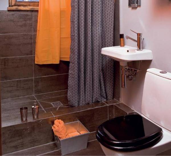 Порядок монтажа и преимущества использования реечного потолка в туалете - фото