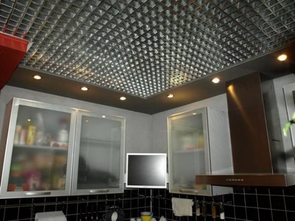 Плюсы и минусы применения на кухне решетчатых потолков - фото