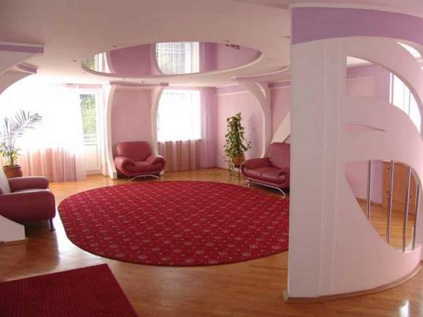 Особенности применения розовых натяжных потолков с фото