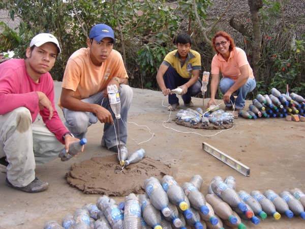 Садовые дорожки из пластиковых бутылок своими руками с фото