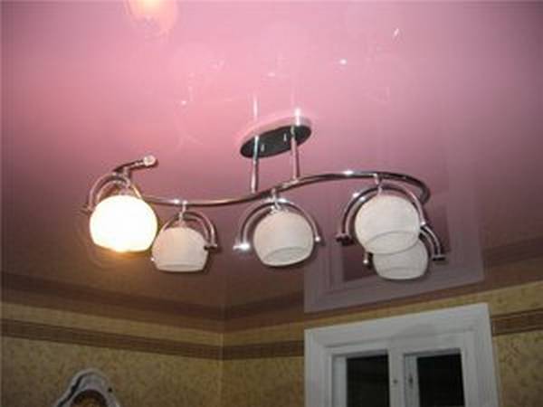 Люстры и светильники для натяжного потолка и их фото - фото