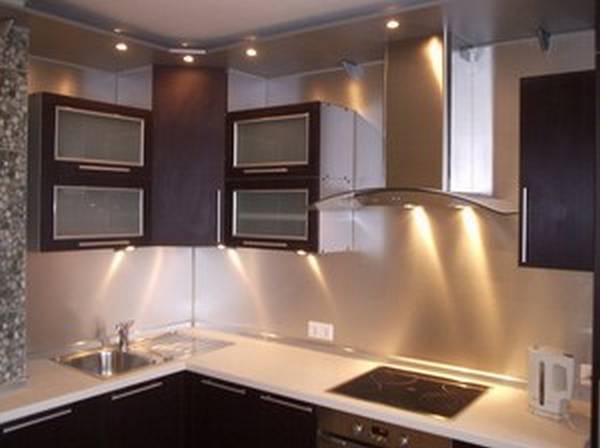 Встраиваемые светильники для кухни в интерьере с фото