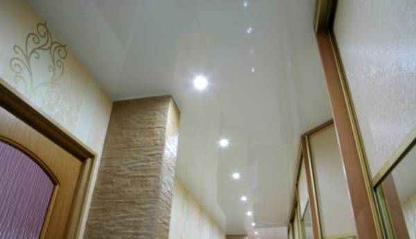 Различные варианты светильников для натяжного потолка в прихожую с фото