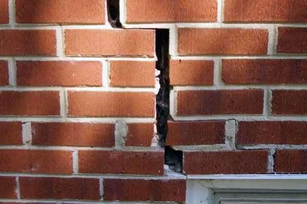 Трещины в стенах кирпичного дома: причины и устранение с фото