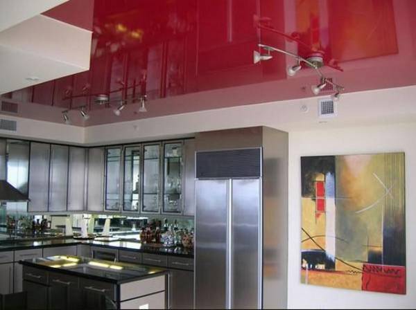Натяжные потолки на кухне - как за ними ухаживать? - фото