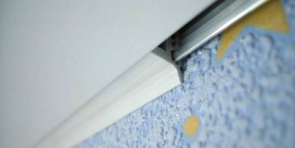Особенности и порядок установки заглушки для натяжного потолка с фото