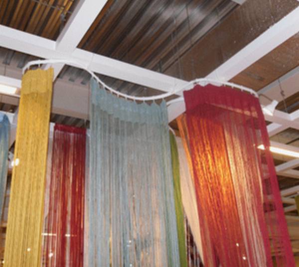 Гибкие карнизы для декора помещения с помощью штор с фото